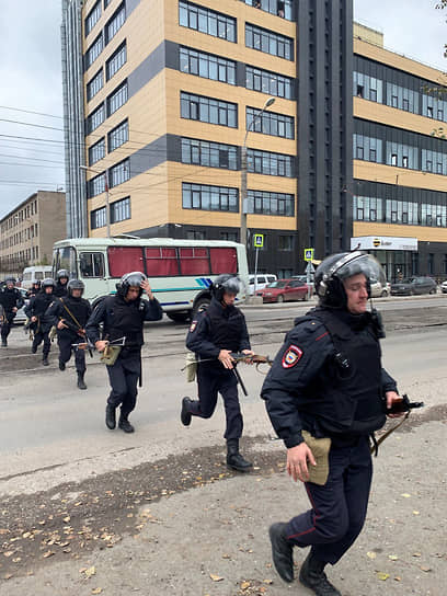 Уже после нейтрализации нападавшего к университету стали прибывать сотрудники экстренных служб и правоохранительных органов