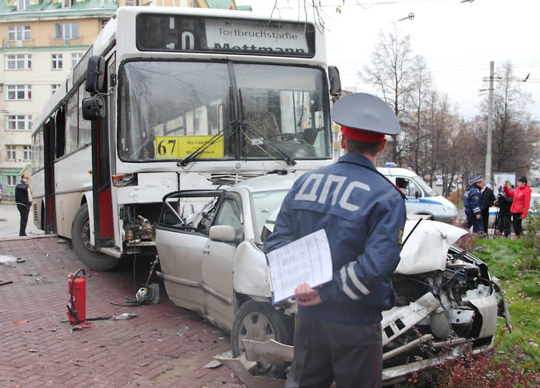 2009. В центре Перми произошло крупнейшее дорожно-транспортное происшествие за последние годы. Автобус с пассажирами на борту, двигавшийся по маршруту №67, на полной скорости проехал по Комсомольскому проспекту шесть кварталов, протаранив 19 автомобилей и по счастливой случайности не убив никого. Серьезное ДТП с автобусом вновь вызвало дискуссию о ходе реформы пассажирских перевозок в Перми между перевозчиками и чиновниками