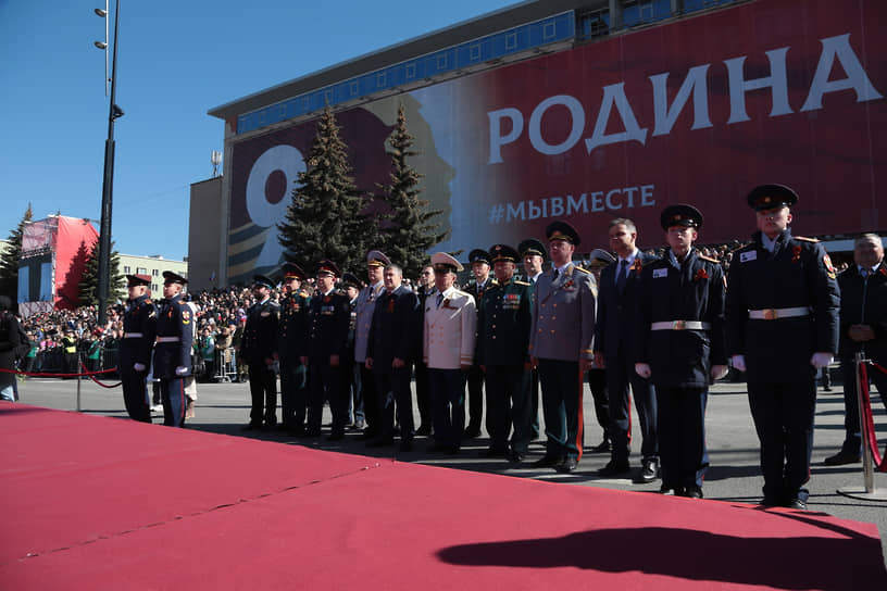 На трибуне были другие высокопоставленные чины Пермского края. Все они почтили минутой молчания память погибших в Великой Отечественной войне