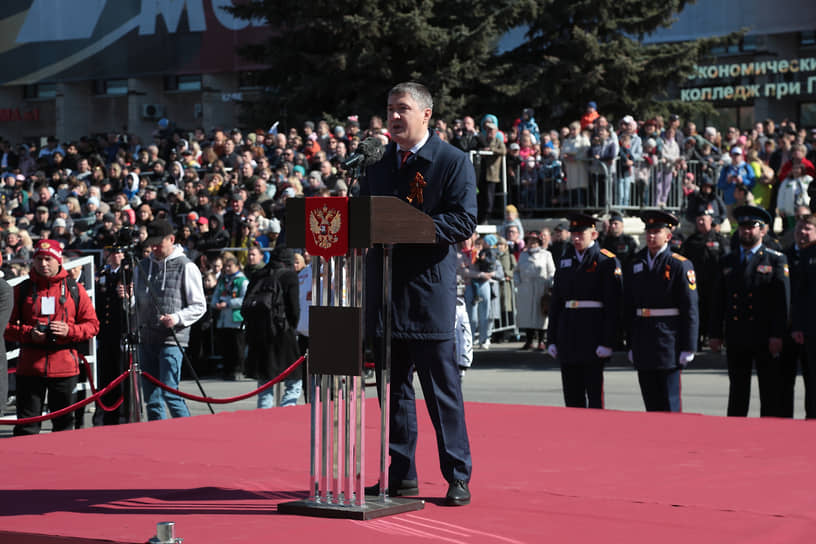 Парад военной техники приветствовал губернатор Пермского края Дмитрий Махонин. Он также подчеркнул, что Прикамье было и остается промышленной опорой России. В годы войны предприятия Молотовской области перестроились под оборонные задачи: поставляли советской армии пушки, моторы, бронекатера, каски, порох, нефть, уголь