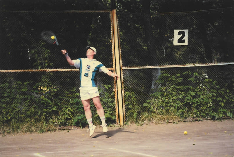 Геннадий Тушнолобов активно занимается спортом. Хорошо играет в баскетбол, футбол, большой теннис. В детстве занимался десятиборьем. 
На фото: Геннадий Тушнолобов в финале турнира «Большой Тандем», 1997 год