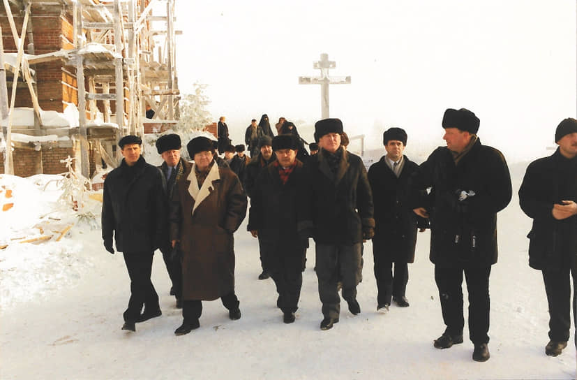 В администрации Геннадий Тушнолобов был назначен ответственным за восстановление Белогорского монастыря. 
На фото: совещание в Белогорье, 1998 год