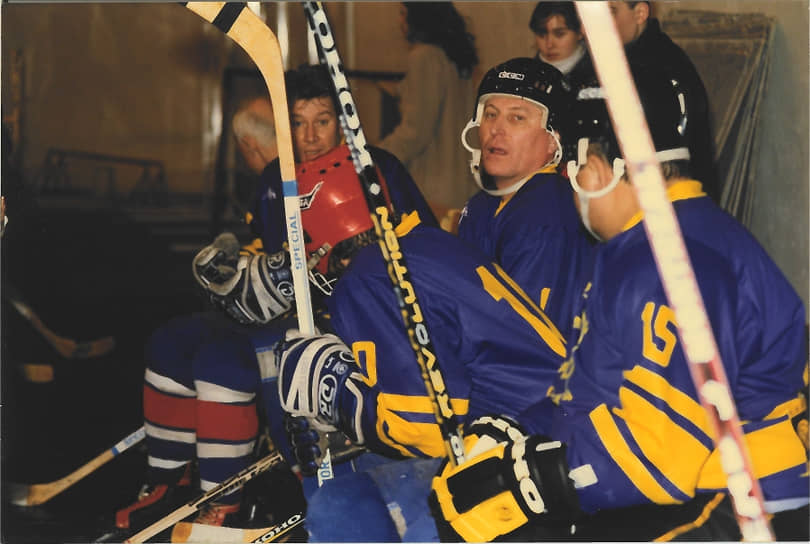 Особая его любовь — хоккей. Долгие годы Геннадий Тушнолобов был президентом хоккейного клуба «Молот-Прикамье». 
На фото: Геннадий Тушнолобов принимает участие в мачте с журналистами, 1999 год