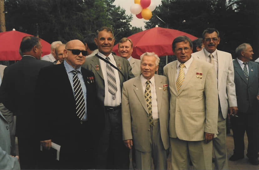 Геннадий Тушнолобов на встрече с конструктором Михаилом Калашниковым, 2000 год