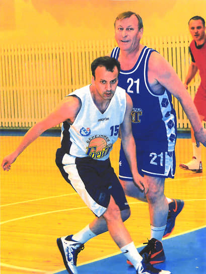 Геннадий Тушнолобов и вице-премьер РФ Аркадий Дворкович играют в баскетбол, Березники, 2015 год