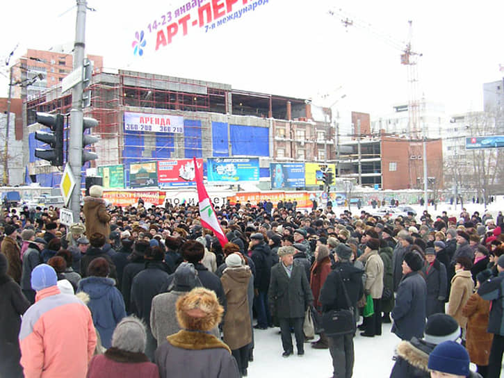 Еще одним ТЦ, построенным на базе старого здания, стал «Колизей Atrium». Он появился на месте недостроенного концертного зала «Родина» в центре Перми, после того как площадку с незавершенным объектом в начале 2000-х годов купила компания «Австром» бизнесмена, депутата краевого заксобрания Юрия Борисовца. «Колизей» начал работу в конце 2005 года. &lt;br>На фото: строительство «Колизея», январь 2005 года&lt;br>   