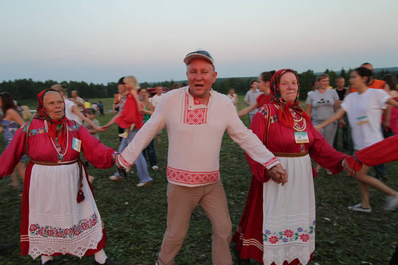 Один из главных популяризаторов коми-пермяцкой кухни — депутат заксобрания Пермского края и предприниматель Алексей Петров. Он владеет мясокомбинатом «Петровский мясной дом», кудымкарскими кафе «Телега», «ИньвАА», а также рестораном «Национальный» и баром «Пермяк». Продукты Алексей Петров закупает у местных производителей