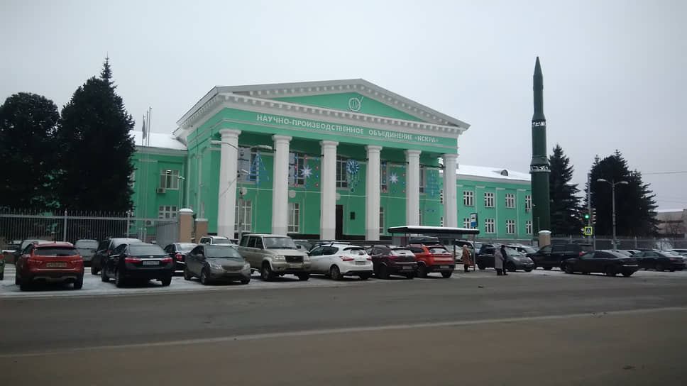 Молодым специалистом Михаил Соколовский принимал участие в разработке двигателей для ракеты РТ-2, которая многие годы была основой ядерного щита Советского Союза.
На фото: макет РТ-2 у центральной проходной НПО «Искра»