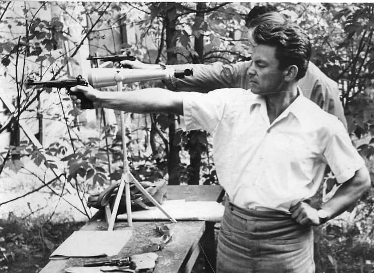 Окончив с золотой медалью среднюю школу в 1952 году, Михаил Соколовский поступил на конструкторский факультет Ленинградского военно-механического института. Из воспоминаний Михаила Соколовского: «Был определенный выбор, и я захотел в военмех — быть инженером-разработчиком. Я тогда занимался спортом, и меня агитировали поступить в летное училище, вплоть до того что «или клади комсомольский билет, или иди в училище. «Я не мечтал. Я хотел быть инженером. Пришлось привлечь отца, который был партийным работником, чтобы от меня отстали». &lt;br>На фото: Михаил Соколовский стреляет из спортивного пистолета&lt;br>&lt;br>   