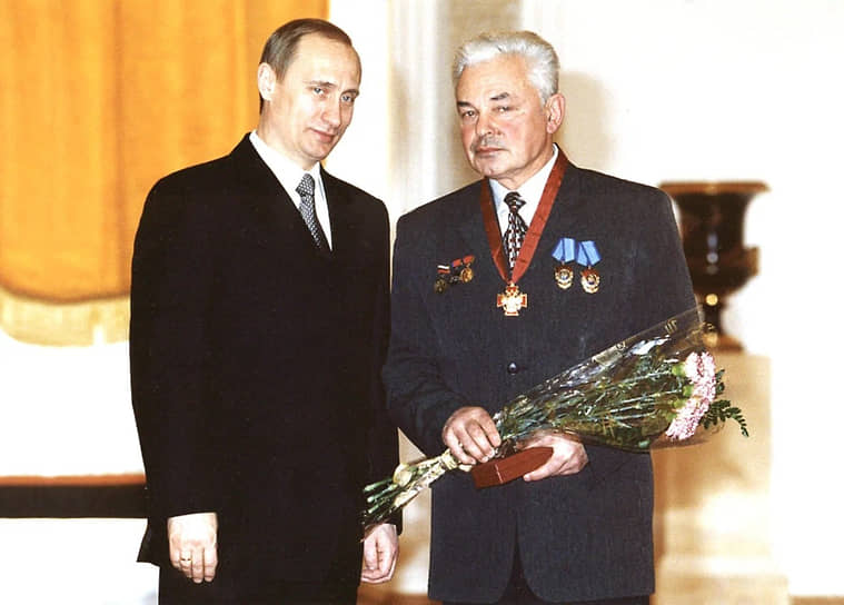 Михаил Соколовский награжден двумя орденами Трудового Красного Знамени, Ленинской премией, орденом Почета, орденом «За заслуги перед Отечеством», а также Почетной грамотой президента РФ. &lt;br>На фото: Михаил Соколовский и Владимир Путин&lt;br>&lt;br>   