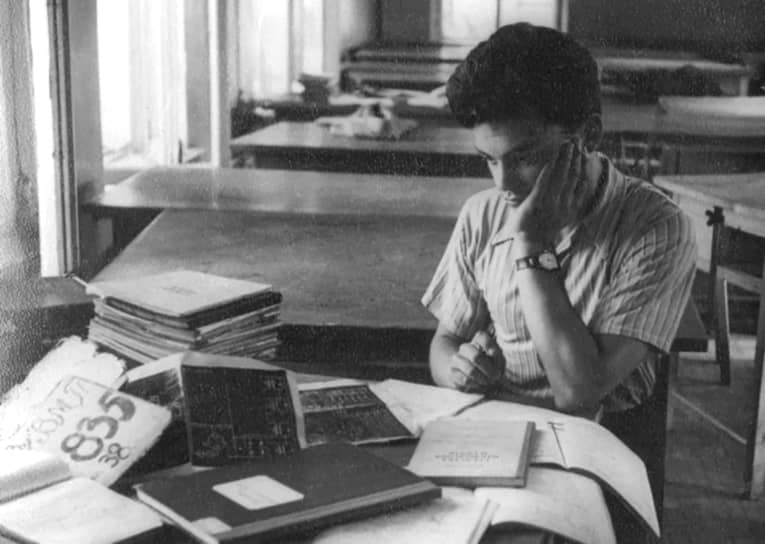 Знаменитый «Военмех» Михаил Соколовский с отличием окончил в 1958 году по специальности «Ракетное машиностроение». «В “Военмехе” было всего три факультета. Я поступил на конструкторский. Конструкторский факультет — это было то, что я хотел — ракеты. Мы до второго курса не знали, кого из нас делают и чем мы будем заниматься. На втором курсе все засекречено. Наши тетради были засекреченными, их собирал староста и сдавал в первый отдел». &lt;br>На фото: Михаил Соколовский в студенческой аудитории&lt;br>&lt;br>   