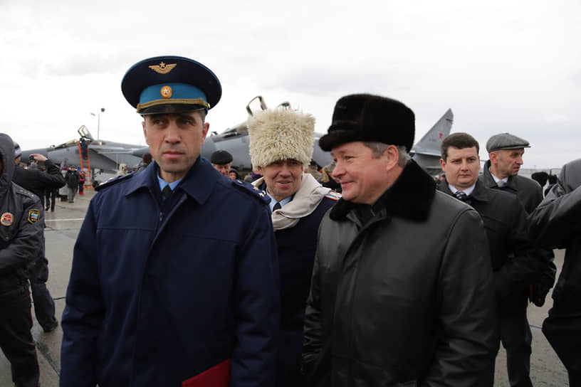Сдвинулся вопрос со строительством нового терминала аэропорта Большое Савино. Инвестором проекта стал холдинг Романа Троценко «Новапорт». Терминал стоимостью 5 млрд руб. был сдан уже после отставки Виктора Басаргина в 2017 году. &lt;br>На фото: авиационный фестиваль «Крылья Пармы», посвященный 60-летию авиационной базы «Сокол». Командир авиабазы «Сокол», гвардии полковник Нияз Мирзоев (слева) и губернатор Пермского края Виктор Басаргин (третий слева), 2012 год&lt;br>&lt;br>   