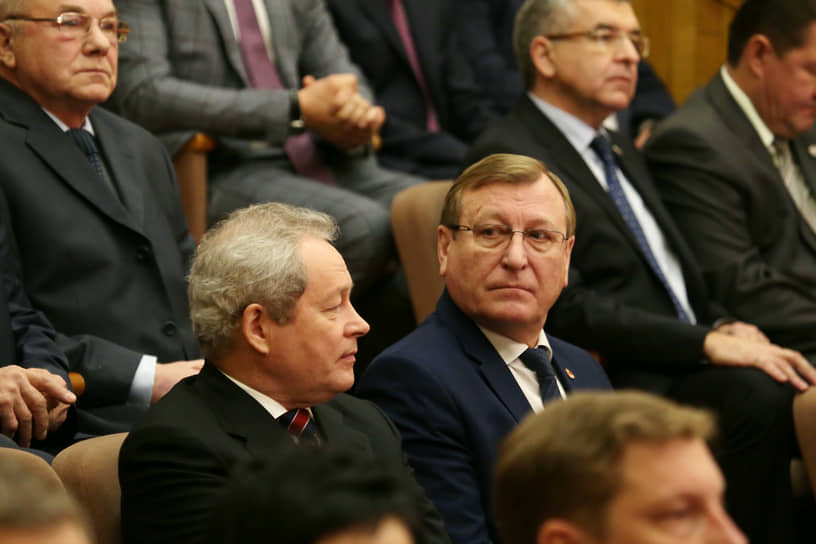 В команде губернатора оказалось и достаточное количество пермяков — во время работы в полпредстве Виктор Басаргин заводил контакты с соседями. Много знакомых у губернатора оказалось среди бывших чиновников администрации экс-губернатора Пермской области. После отставки Геннадия Игумнова некоторые из них в начале нулевых переехали в Екатеринбург, найдя работу в «Уралсвязьинформе» (Дмитрий Самойлов, Александр Козенков). А пост премьера правительства в итоге достался пермяку, депутату заксобрания и бывшему вице-губернатору Геннадию Тушнолобову. &lt;br>На фото: губернатор Пермского края Виктор Басаргин (слева) и председатель правительства Пермского края Геннадий Тушнолобов во время инаугурации мэра Перми Дмитрия Самойлова, 2016 год&lt;br>&lt;br>   