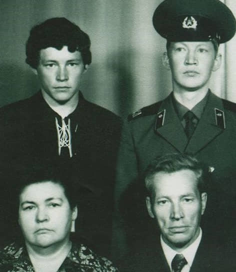 Виктор Басаргин родился в 1957 году в свердловском Асбесте в семье участника-ветерана ВОВ, там окончил школу и горный техникум. Высшее образование (Свердловский горный институт, Уральский социально-политический институт) он получал в Свердловске. Начинал помощником машиниста экскаватора, взрывником, инженером в лаборатории, инженером-технологом на «Ураласбесте». В Асбесте до сих пор хорошо его помнят и ценят: в 2013 году ему было присвоено звание «Почетный гражданин города Асбеста». &lt;br>На фото: Виктор Басаргин (слева) с братом, матерью и отцом&lt;br>&lt;br>   