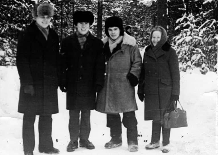 В 1971 году, оставив попытки начать милицейскую карьеру, Николай Демкин переехал в Пермь. До этого он женился, и молодая семья стала жить на съемной квартире. На Пермский завод силикатных панелей ему предложил пойти работать сын владельцев квартиры. В 1972 году Николай Демкин устроился работать в первый цех формовщиком и одновременно учился в техникуме железнодорожного транспорта. Вскоре он был замечен заводским начальством и получил должность мастера. Спустя несколько лет завод дал перспективному работнику двухкомнатную квартиру. &lt;br>На фото: молодой работник ПЗСП Николай Демкин (слева), 1972 год&lt;br>&lt;br>   