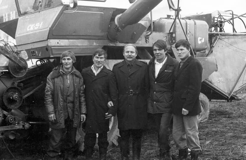 В 1989 году на волне перестройки многие предприятия выбирали директоров. ПЗСП также не избежал этой демократической моды, и первые выборы директора выиграл Николай Демкин. Ему противостоял действующий директор завода Виталий Згогурин. &lt;br>На фото: директор ПЗСП Виталий Згогурин среди рабочих, 1980-е годы&lt;br>&lt;br>   