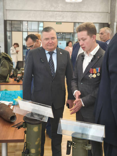 Председатель Законодательного собрания Пермского края Валерий Сухих рядом с тубусами от реактивных противотанковых гранат
