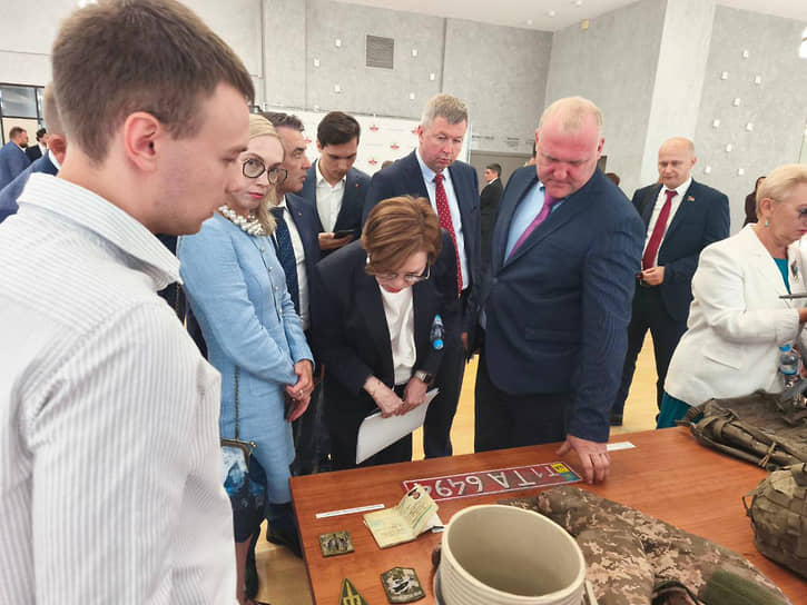 Депутат Татьяна Абдуллина рассматривает предметы экипировки военнослужащего ВСУ