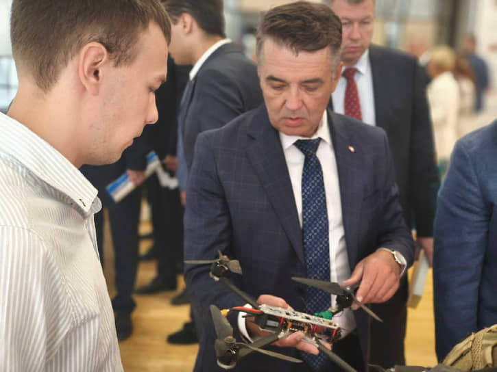 Депутат Сергей Ветошкин с дроном ВСУ