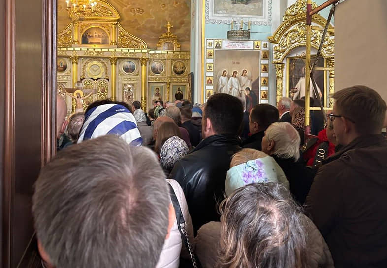 В последнее время Сергей Неганов тяжело болел, и 6 сентября скончался в Пермской краевой больнице. Прощаться с ним пришли общественные деятели, представители конфессий и национальностей, политики, чиновники, политтехнологи, историки. &lt;br>На фото: церемония прощания с Сергеем Негановым, 9 сентября 2025 года&lt;br>&lt;br>   