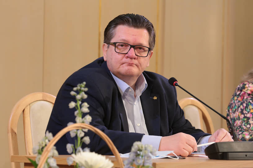 Сергей Неганов смог сработаться с множеством руководителей администрации: Николаем Яшиным, Валерием Сухих, Яковом Силиным, Фирдусом Алиевым, Максимом Решетниковым, Григорием Курановым и Дмитрием Самойловым. Последний — некогда бывший политический заместитель губернатора Геннадия Игумнова,— придя в администрацию, повысил Сергея Неганова до своего заместителя. Находил взаимопонимание господин Неганов и с главой администрации Алексеем Фроловым, который ушел в начале 2015 года на фоне конфликта с пользующимся особым покровительством губернатора Виктора Басаргина замглавы администрации Кириллом Маркевичем. Тот добился увольнения Сергея Неганова, так как сам собирался курировать внутреннюю политику