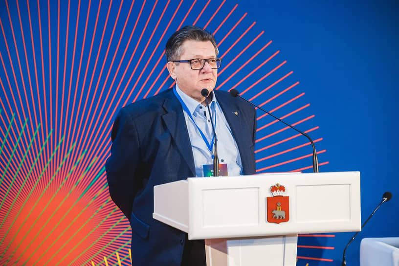 Уйдя из журналистики, Сергей Неганов получил первый опыт политического администрирования в команде первого главы Перми Владимира Филя. С 1992 по 1996 год он был политическим советником мэра. В период становления новой политической системы выстраивал взаимодействие по общественно-политическим вопросам между исполнительной властью Перми и политическими партиями, движениями, общественными объединениями. Сергей Неганов является также инициатором восстановления исторического герба Перми, автором его официального описания и соавтором официального изображения