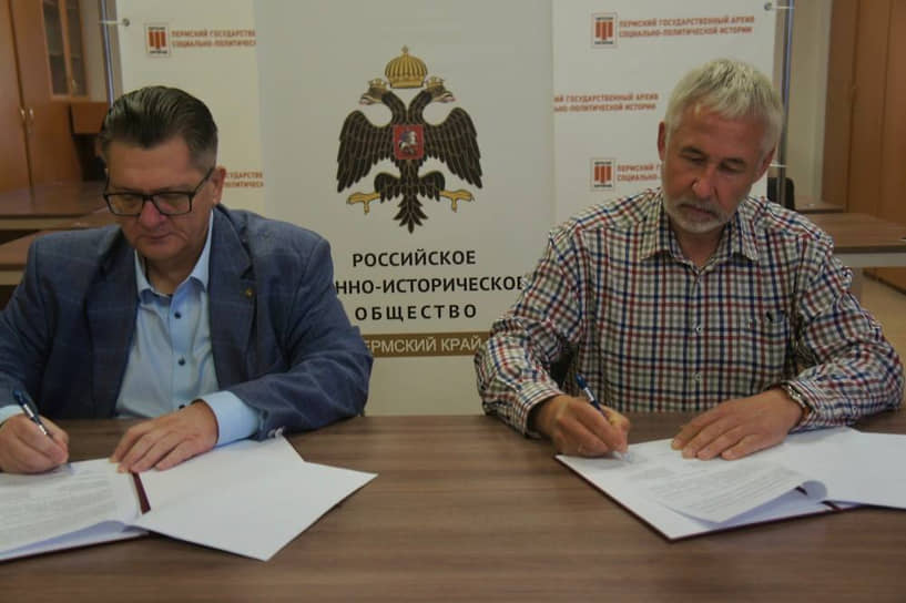 Сергей Неганов подписывает соглашение с военно-историческим обществом