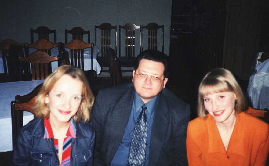 Сергей Неганов никогда не забывал альма-матер, и в 1996 году вместе с деканом истфака Игорем Кирьяновым стал одним из создателей кафедры политических наук и специальности «политология» в Пермском государственном университете. Среди его учеников немало известных ныне известных государственных служащих и политтехнологов. Вплоть до 2015 года на кафедре политических наук читал курсы по теории и практике деятельности партий и местного самоуправления. &lt;br>На фото: Сергей Неганов со студентами-политологами Дарьей Худяковой и Натальей Елохиной, начало нулевых&lt;br>&lt;br>   