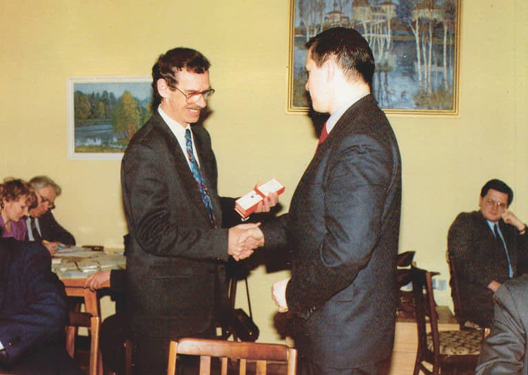 Из мэрии Сергей Неганов ушел после выборов 1996 года, на которых Владимир Филь проиграл будущему губернатору Пермской области Юрию Трутневу. После проигрыша господина Филя молодому чиновнику пришлось строить карьеру заново. &lt;br>На фото: мэр Перми Владимир Филь вручает удостоверение депутата Юрию Трутневу, справа — советник Сергей Неганов, 1994 год&lt;br>&lt;br>   