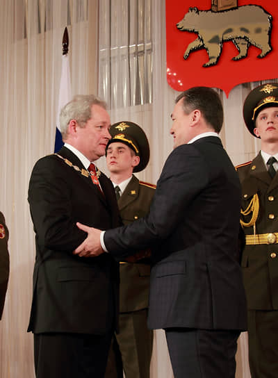 Последним выступил руководитель Совета муниципальных образований, глава Пермского района Александр Кузнецов. Он подарил картину с изображениями всех гербов районов Прикамья. «Надеюсь, вы приложите усилия и уберете историческую несправедливость, чтобы вернуть Прикамью статус центра Урала»,— пошутил господин Кузнецов. Заключительное слово было предоставлено Виктору Басаргину. «Сделаю все, чтобы вы поверили, что для меня этот край родной»,— пообещал новый губернатор. &lt;br>На фото: спикер ЗС Валерий Сухих поздравляет Виктора Басаргина&lt;br>&lt;br>   