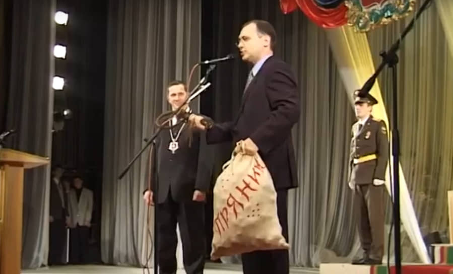 Эта инаугурация ввела новую традицию торжественного мероприятия. Наставлять губернатора на успешное правление стал полномочный представитель президента РФ. Накануне президент РФ создал такой институт. Пермский край, всегда считавшийся частью Урала, был неожиданно включен не в Уральский, а в Приволжский округ. Поэтому поздравлял избранного губернатора полпред ПФО Сергей Кириенко. Хотя на мероприятии присутствовал и уральский полпред Петр Латышев. Сергей Кириенко подарил Юрию Трутневу кнут и мешок пряников. Подарок сопровождался напутствием: «Кнутом без нужды не пользоваться, пряники самому не есть!»
