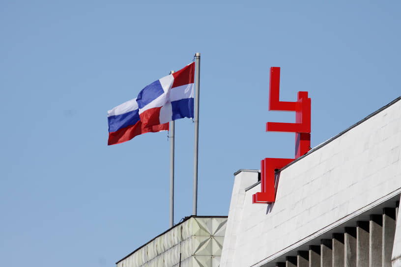 Уже через неделю разразился скандал — на заседании в заксобрании лидер фракции «Единой России» Геннадий Тушнолобов спросил главу краевого минкульта Бориса Мильграма о смысле человечков. Он сказал, что в приемную ЗС поступило 49 звонков от жителей Перми, «которые с матом спрашивали, что вы там понавесили». «Мы все гадаем и думаем, что это за человечки? Что это значит?» — спросил лидер единороссов. «Представляете, ничего не значит»,— ответил господин Мильграм. Он пояснил, что реализация различных художественных проектов на улицах города — это попытка изменить лицо города, в результате которой Пермь должна стать европейской территорией