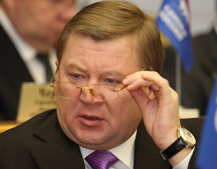 В конце 2010 года Валерий Чупраков, которому надоело вкладывать свои средства в клуб, объявил о снятии команды с чемпионата. В дело вмешались болельщики, а затем и краевые власти, которые экстренно нашли спонсора. Клуб закончил чемпионат, новым его президентом стал Геннадий Шилов. &lt;br>На фото: Геннадий Шилов в 2007 году&lt;br>&lt;br>   