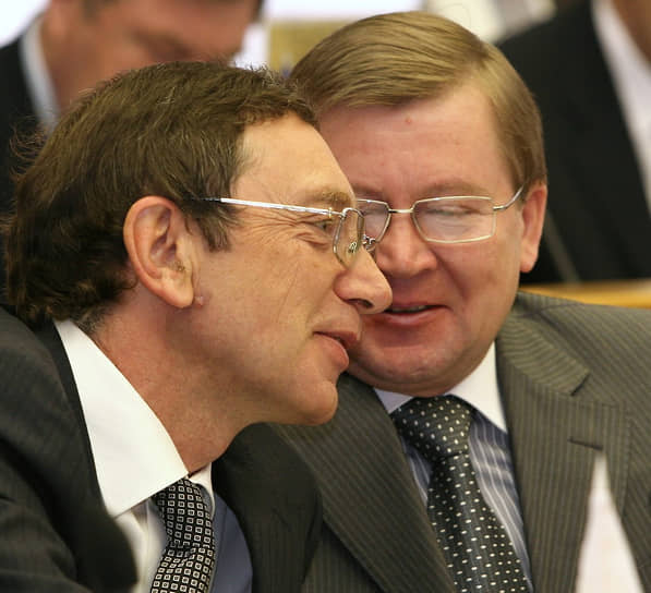 Геннадий Шилов долгое время находился в тени Валерия Чупракова, самого медийного топ-менеджера ПМУ. Господин Чупраков активно строил собственную политическую карьеру, став влиятельным депутатом заксобрания Пермской области. В начале 2004 года и. о. губернатора Прикамья Олег Чиркунов запланировал смену главы Перми и предложил господину Чупракову в перспективе занять эту должность. Летом тот перешел на должность замглавы Перми по строительству и сложил депутатские полномочия. &lt;br>На фото: Геннадий Шилов и замгубернатора Пермской области Николай Яшин, начало 2000-х&lt;br>&lt;br>   