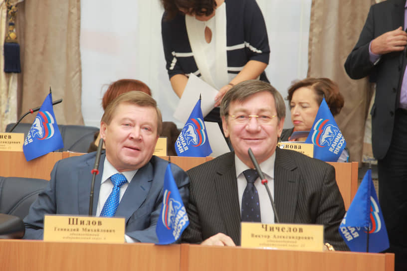 В 2007 году бывшие партнеры по «Минудобрениям» продали его СИБУРу, который, по одной из версий, пригрозил топ-менеджерам в случае несговорчивости лишить химкомбинат газовых лимитов. Геннадий Шилов сохранил пост, а после того как в 2011 году СИБУР продал ПМУ «Уралхиму», но не бросил верного топ-менеджера — господин Шилов возглавил расположенное по соседству химпредприятие «СИБУР-Химпром». Им он руководил до 2015 года, а потом еще два года был представителем генерального директора СИБУРа в Пермском крае. &lt;br>На фото: гендиректор «СИБУР-Химпрома» Геннадий Шилов и гендиректор «Газпром трансгаз Чайковский» Виктор Чичелов&lt;br>&lt;br>   