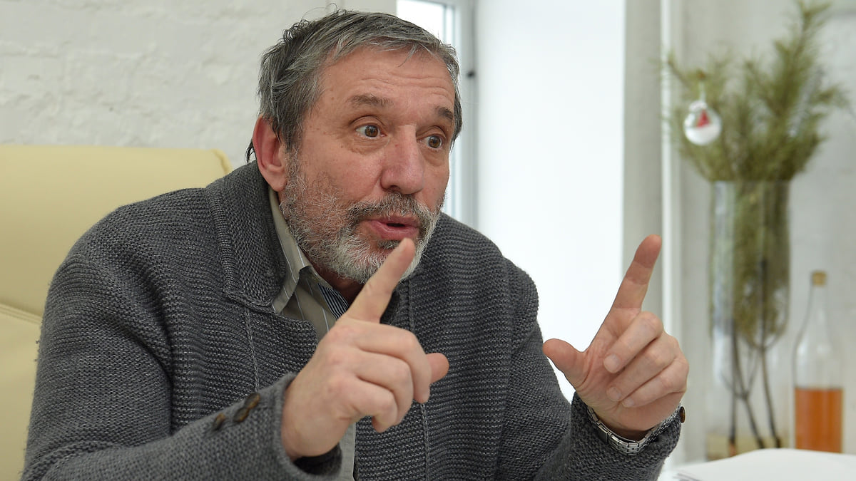 Худрука уводят с подмостков