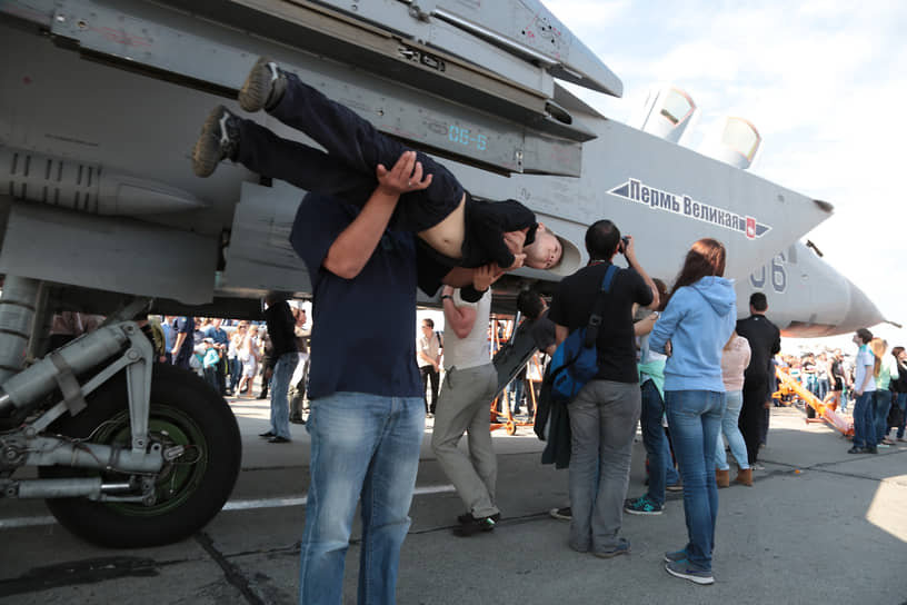 В 2010–2019 годах на авиабазе, на которой дислоцируются истребители, проходил фестиваль «Крылья Пармы», собиравший десятки тысяч зрителей. &lt;br>На фото: зрители осматривают МиГ-31&lt;br>&lt;br>   