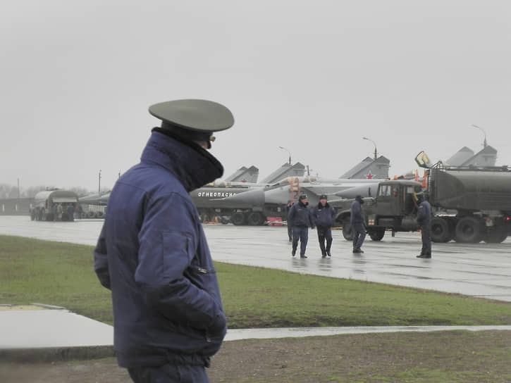 Техник наблюдает за заправкой истребителей во время учений. 2013 год