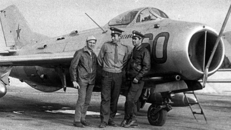 Изначально на вооружении 764-го ИАП стояли реактивные истребители МиГ-15бис, затем МиГ-17 и МиГ-19 различных модификаций. &lt;br>На фото: летчики на фоне МиГ-19 после учебного вылета с применением вооружения&lt;br>&lt;br>   