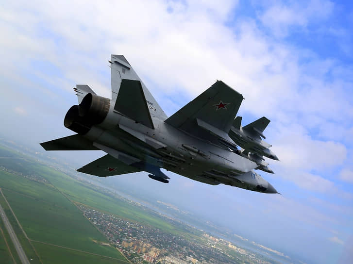 На МиГ-25 полк работал до начала 1990-х годов. В 1993 году летный состав 764-го ИАП начал осваивать МиГ-31, сверхзвуковой самолет — авиационный комплекс дальнего радиуса действия. По классификации НАТО — Foxhaund («Лисья гончая»). &lt;br>На фото: отряд МиГ-31 над окраиной Перми&lt;br>&lt;br>   