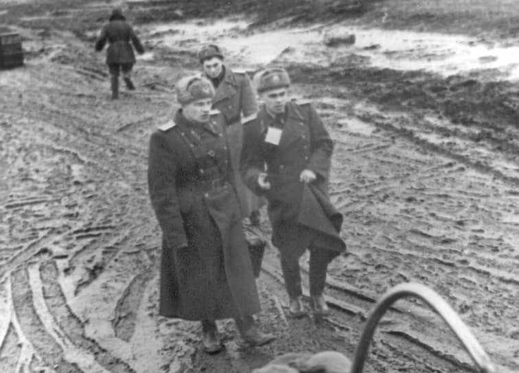 В 1952 году для прикрытия северного направления Уральского района ПВО была сформирована 87-я авиационная дивизия в составе 763,764 и 765-го авиаполков с местом базирования на аэродроме Большое Савино. В 1960-е годы 763-й полк был перебазирован в Комсомольск, а 765-й — на аэродром Салка под нижним Тагилом. &lt;br>На фото: военнослужащие на месте будущего гарнизона. (В описании фото используется информация из книги «Шестьдесят лет на страже Уральского неба»)&lt;br>&lt;br>   