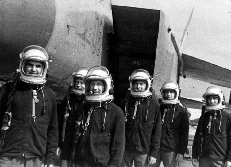 В 1971–1973 годах 764-й ИАП переучился на истребители МиГ-25П — один из самых совершенных самолетов-перехватчиков того времени с практическим потолком полета до 23 тыс. м. &lt;br>На фото: летчики полка в гермошлемах на фоне МиГ-25П&lt;br>&lt;br>   