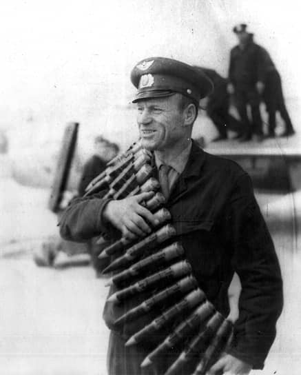 Техник МиГ-19 Иван Коллеров во время стрельб 764-го ИАП