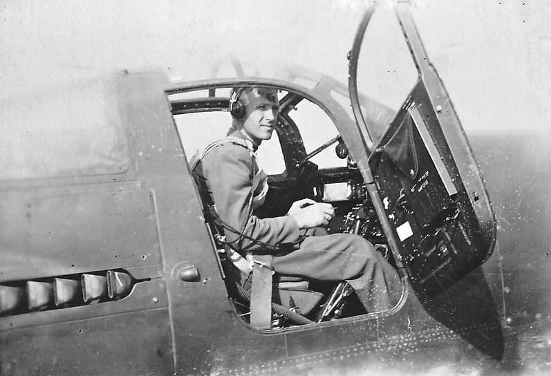 С 1958 по 1960 год командиром 764-го ИАП стал фронтовик, Герой Советского Союза Александр Вильямсон. В годы войны он выполнил 382 боевых вылета, сбил лично и в группе 33 самолета противника. &lt;br>На фото: Александр Вильямсон в кабине истребителя P-39 Airacobra. Первые послевоенные годы. (Переснято с фотографии, хранящейся у супруги полковника Вильямсона)&lt;br>&lt;br>   