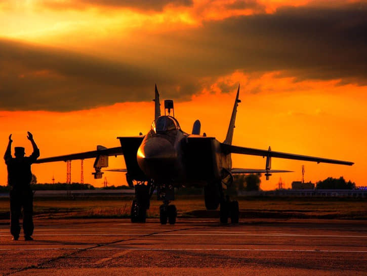 В 2011 году губернатор Олег Чиркунов обратился в Минобороны с просьбой запретить заход истребителей на посадку над центром города. Его пожелание выполнено не было. Военные отмечали, что для этого необходимо строить новую взлетно-посадочную полосу. &lt;br>На фото: МиГ-31заруливает на стоянку после посадки под руководством техника&lt;br>&lt;br>   