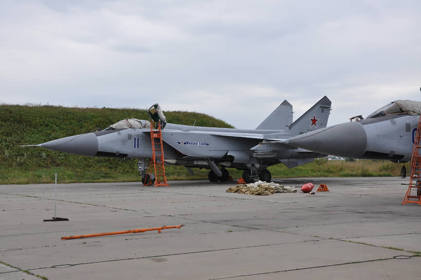 В 2000-х годах у пермских авиаторов появилась традиция присваивать самолетам почетные наименования, прежде всего — летчиков-героев. &lt;br>На фото: МиГ-31 с почетным наименованием «Михаил Гриб» на боевом дежурстве. Через несколько дней борт будет потерян в катастрофе. Экипаж в составе Сергея Столпянского и Андрея Горбачева погиб&lt;br>&lt;br>   