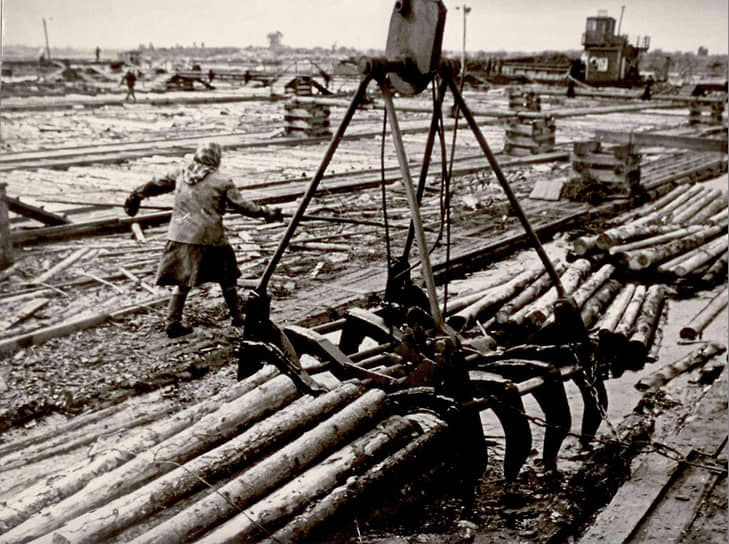 Подача щепы в цехе. БУМАГА ДЛЯ ФРОНТА. В 1942 году на Соликамском заводе, куда эвакуировали предприятия бумажной промышленности из Калининской (Тверской), Новгородской, Ленинградской областей, начали производить первую продукцию. Речь идет о прокладочном картоне для противогазов, техническом гидролизном спирте, дрожжах, литейных крепителях, специальной бумажной массе для производства пороха. Там же производились технические бумаги, которые в том числе использовались для создания карт боевых действий и планов операций.