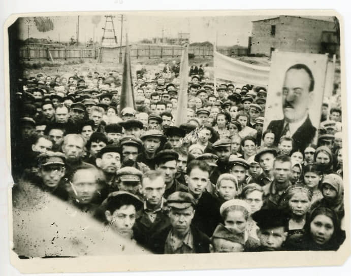 Митинг на заводе в честь Дня Победы. ПЕРВЫЙ МАГНИЙ БЕРЕЗНИКОВ. К концу 1943 года Березниковский магниевый завод уже считался одним из передовых предприятий наркомата цветной металлургии СССР, несмотря на то что его строительство все еще продолжалось. Магниевые сплавы были необходимы фронту: из них делали детали для моторов, корпуса и шасси военных самолетов. Кроме магния, для оказания помощи Сталинграду БМЗ наладил выпуск ведер, тазов, корыт, кружек, кастрюль.