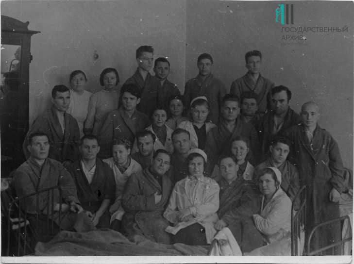 Раненые эвакогоспиталя №3951 с медицинскими сестрами. 1942 год 
