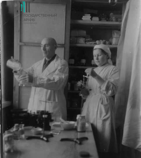 Сотрудники аптеки эвакогоспиталя №3951 за приготовлением медикаментов. 1942 год